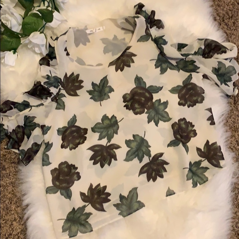 Cute cold shoulder top!
